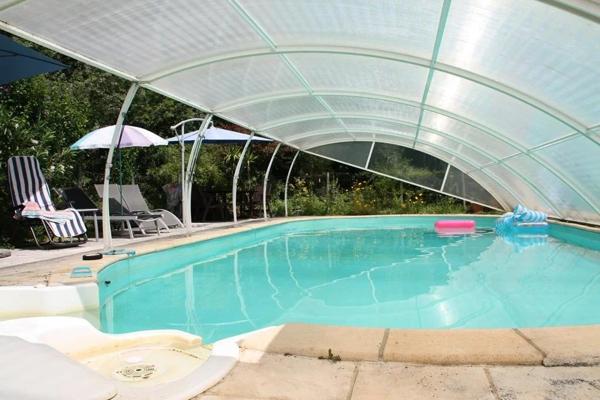 Charmante propriété en pierre rénovée avec piscine, nichée en pleine nature, sur un terrain de 4,5 hectares avec ruisseau