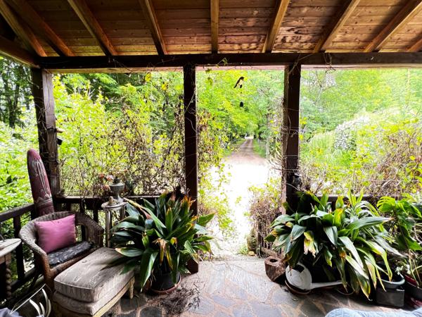Charmante propriété en pierre rénovée avec piscine, nichée en pleine nature, sur un terrain de 4,5 hectares avec ruisseau