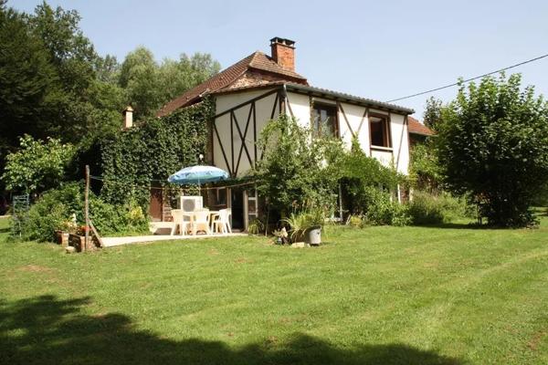 Charmante propriété en pierre rénovée avec piscine, nichée en pleine nature, sur un terrain de 4,5 hectares avec ruisseau
