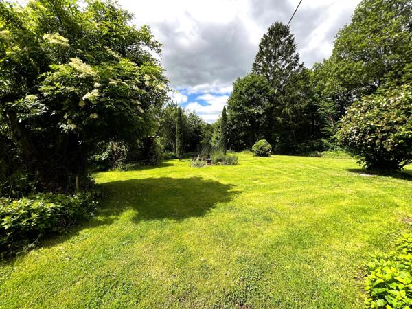 Charmante propriété en pierre rénovée avec piscine, nichée en pleine nature, sur un terrain de 4,5 hectares avec ruisseau