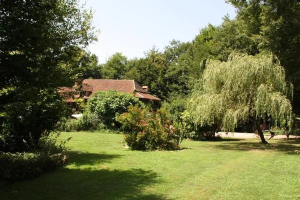Charmante propriété en pierre rénovée avec piscine, nichée en pleine nature, sur un terrain de 4,5 hectares avec ruisseau