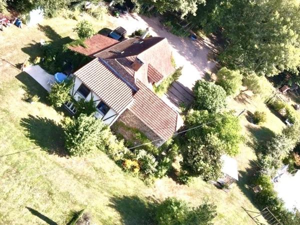 Charmante propriété en pierre rénovée avec piscine, nichée en pleine nature, sur un terrain de 4,5 hectares avec ruisseau