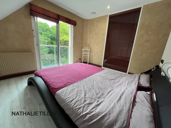 La chapelle St Mesmin, proche Orleans, maison d arrchitecte de 200 m² à vendre, piscine, vue dégagée sur les bois, terrain 1700 m²