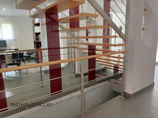 La chapelle St Mesmin, proche Orleans, maison d arrchitecte de 200 m² à vendre, piscine, vue dégagée sur les bois, terrain 1700 m²