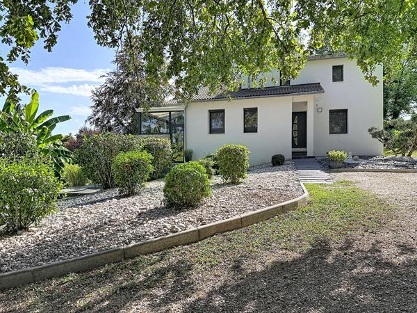 Charmante villa dans un écrin de verdure au calme , 3 chambre et un T2 indépendant, sous sol, piscine.