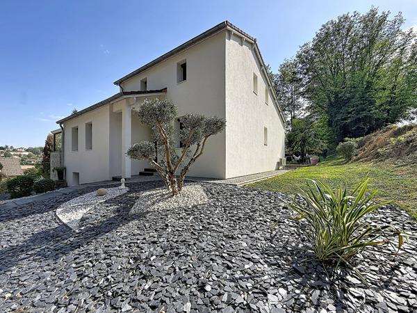 Charmante villa dans un écrin de verdure au calme , 3 chambre et un T2 indépendant, sous sol, piscine.