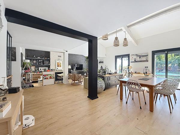 Charmante villa dans un écrin de verdure au calme , 3 chambre et un T2 indépendant, sous sol, piscine.