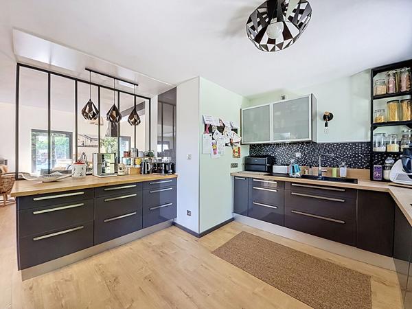 Charmante villa dans un écrin de verdure au calme , 3 chambre et un T2 indépendant, sous sol, piscine.