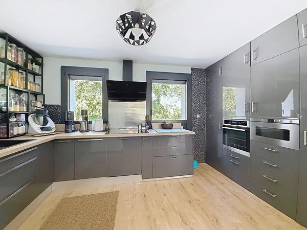 Charmante villa dans un écrin de verdure au calme , 3 chambre et un T2 indépendant, sous sol, piscine.