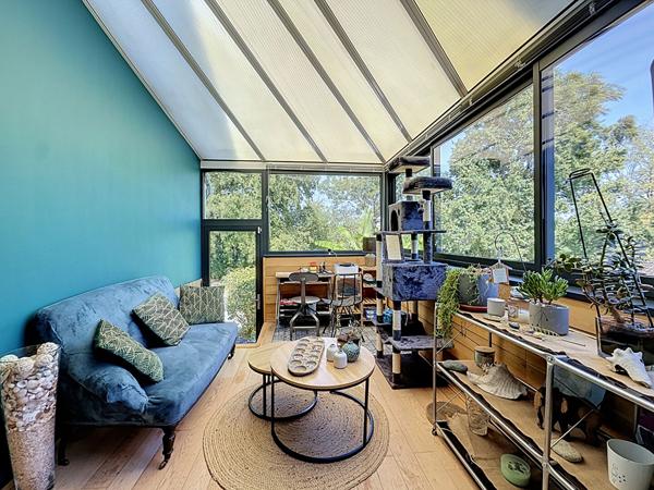 Charmante villa dans un écrin de verdure au calme , 3 chambre et un T2 indépendant, sous sol, piscine.