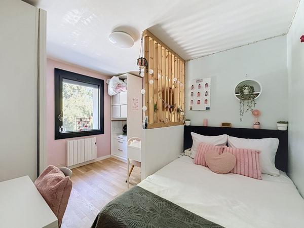 Charmante villa dans un écrin de verdure au calme , 3 chambre et un T2 indépendant, sous sol, piscine.