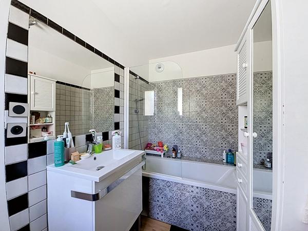 Charmante villa dans un écrin de verdure au calme , 3 chambre et un T2 indépendant, sous sol, piscine.