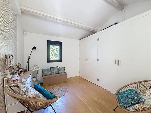 Charmante villa dans un écrin de verdure au calme , 3 chambre et un T2 indépendant, sous sol, piscine.