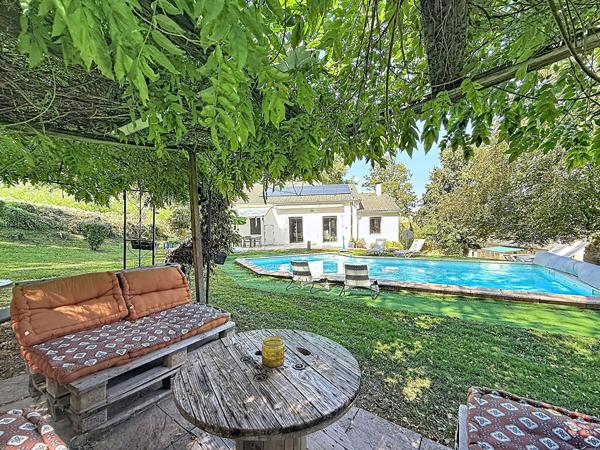 Charmante villa dans un écrin de verdure au calme , 3 chambre et un T2 indépendant, sous sol, piscine.