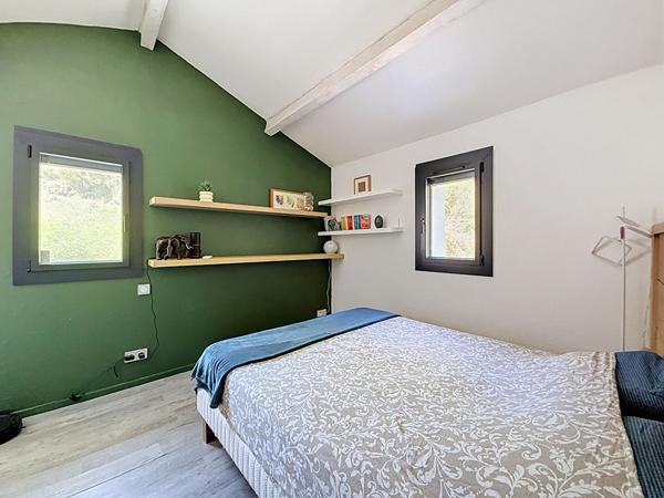 Charmante villa dans un écrin de verdure au calme , 3 chambre et un T2 indépendant, sous sol, piscine.