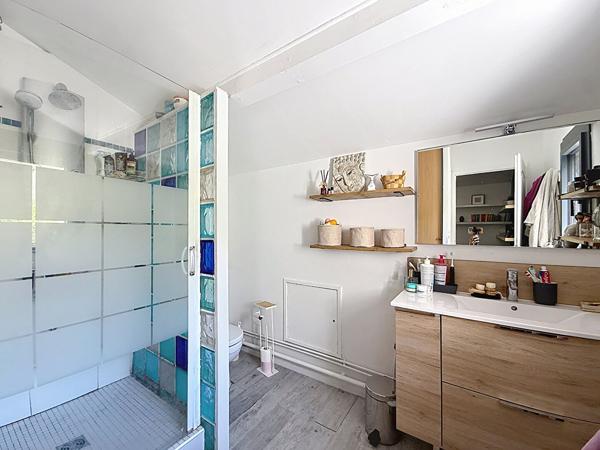 Charmante villa dans un écrin de verdure au calme , 3 chambre et un T2 indépendant, sous sol, piscine.