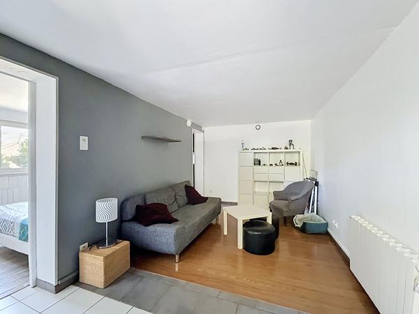 Charmante villa dans un écrin de verdure au calme , 3 chambre et un T2 indépendant, sous sol, piscine.