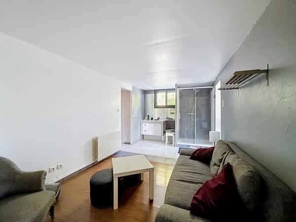 Charmante villa dans un écrin de verdure au calme , 3 chambre et un T2 indépendant, sous sol, piscine.