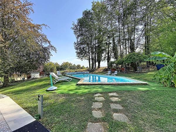 Charmante villa dans un écrin de verdure au calme , 3 chambre et un T2 indépendant, sous sol, piscine.
