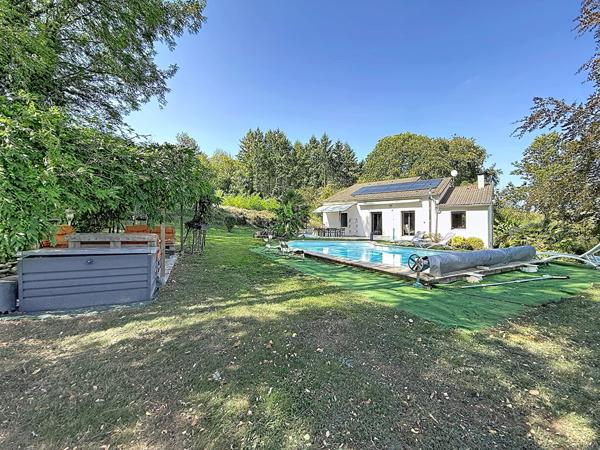 Charmante villa dans un écrin de verdure au calme , 3 chambre et un T2 indépendant, sous sol, piscine.
