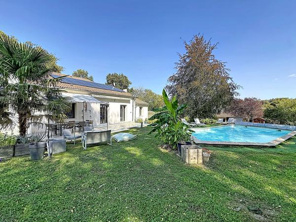 Charmante villa dans un écrin de verdure au calme , 3 chambre et un T2 indépendant, sous sol, piscine.