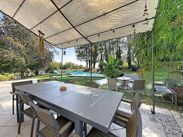 Charmante villa dans un écrin de verdure au calme , 3 chambre et un T2 indépendant, sous sol, piscine.