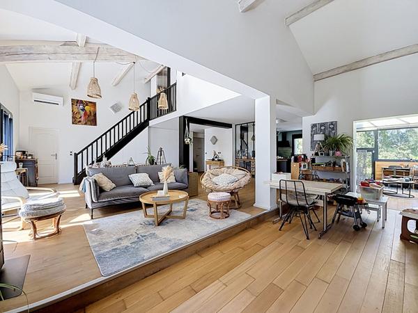 Charmante villa dans un écrin de verdure au calme , 3 chambre et un T2 indépendant, sous sol, piscine.