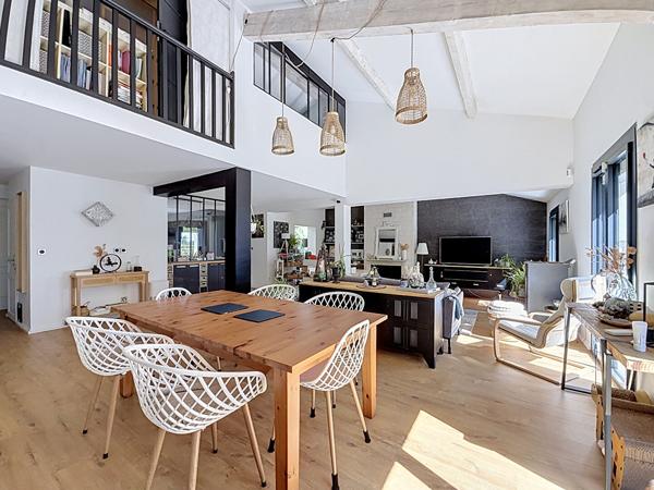 Charmante villa dans un écrin de verdure au calme , 3 chambre et un T2 indépendant, sous sol, piscine.