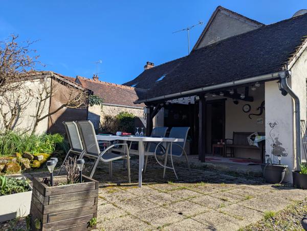 Belle maison de village ensoleillée de trois chambres située à Lignac (Indre)