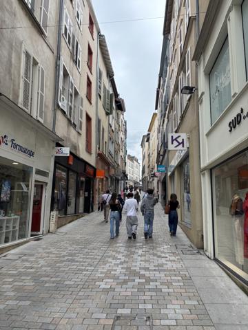Local Commercial
         4 pièces
        - 120 m² 327 000 € *