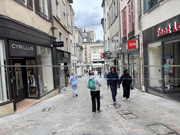 Local Commercial
         4 pièces
        - 120 m² 327 000 € *