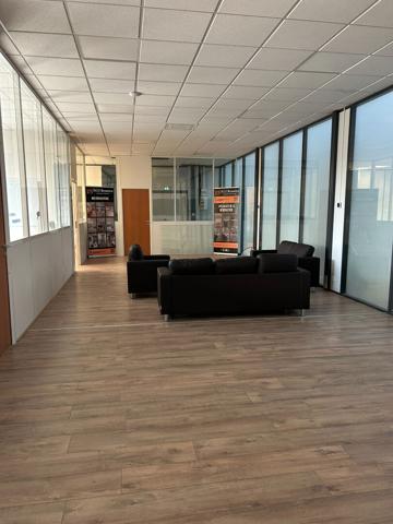 bureau lumineux à louer avec parking, en bordure de rivière en plein coeur de Chantilly