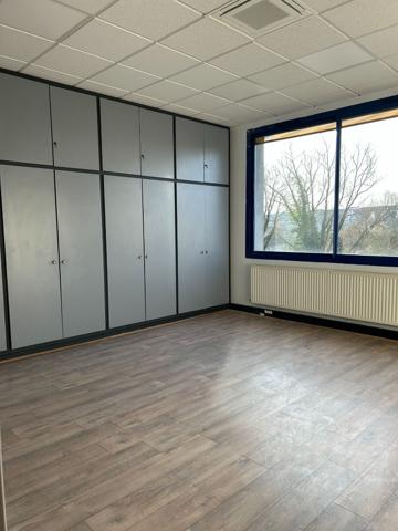 bureau lumineux à louer avec parking, en bordure de rivière en plein coeur de Chantilly