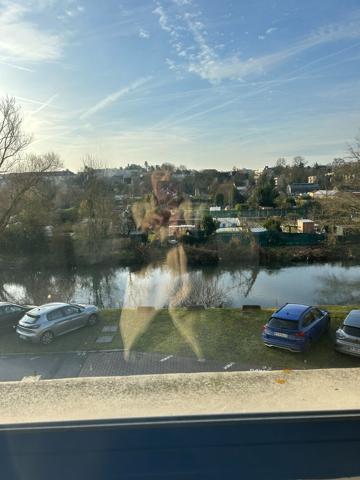bureau lumineux à louer avec parking, en bordure de rivière en plein coeur de Chantilly