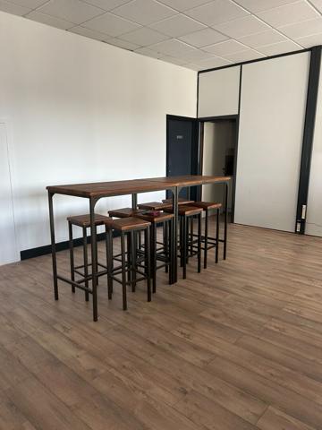 bureau lumineux à louer avec parking, en bordure de rivière en plein coeur de Chantilly