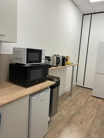 bureau lumineux à louer avec parking, en bordure de rivière en plein coeur de Chantilly