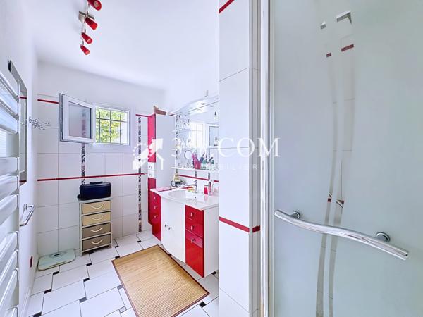Villa
                                                                                                                                                                                                                                                                                                                        8 pièce(s)                                                                                                                                                                                                          5 chambre(s)                                                                                                                                                                                                          119.81  m²