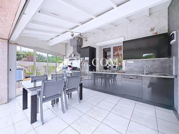 Villa
                                                                                                                                                                                                                                                                                                                        8 pièce(s)                                                                                                                                                                                                          5 chambre(s)                                                                                                                                                                                                          119.81  m²