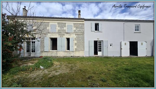 Maison à vendre 7 pièces FONTENET (17) belle CHARENTAISE avec chambre et bureau au rez-de-chaussée.