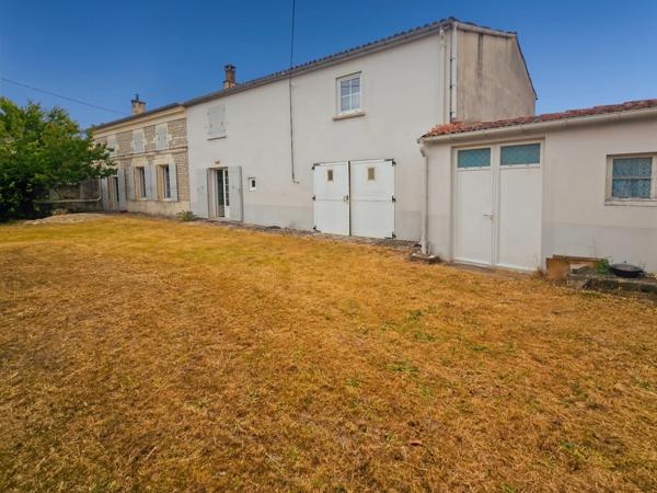 Maison à vendre 7 pièces FONTENET (17) belle CHARENTAISE avec chambre et bureau au rez-de-chaussée.
