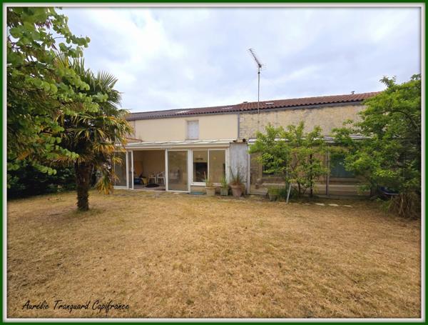 Maison à vendre 7 pièces FONTENET (17) belle CHARENTAISE avec chambre et bureau au rez-de-chaussée.