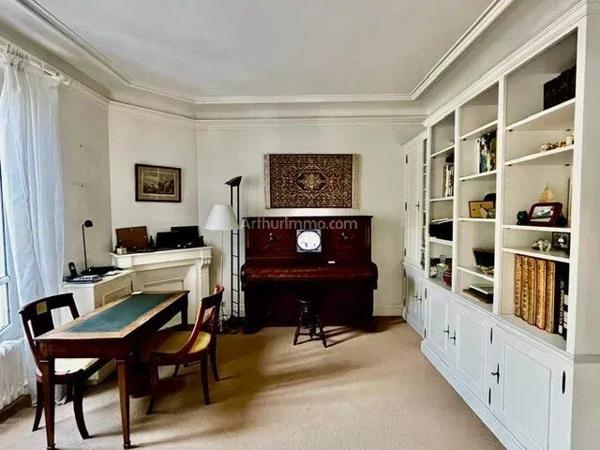 Vente                                                      Maison
                        
                     8 pièces                      137 m2                     à Joinville-le-Pont