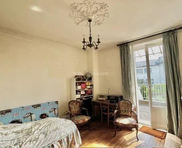Vente                                                      Maison
                        
                     8 pièces                      137 m2                     à Joinville-le-Pont