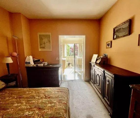 Vente                                                      Maison
                        
                     8 pièces                      137 m2                     à Joinville-le-Pont
