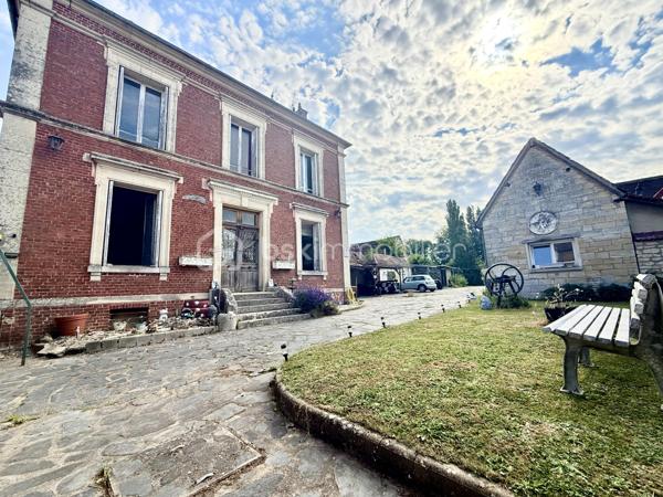 Sur un terrain clos de 1900m² environ, venez découvrir cette propriété composée de:

- Une maison ancienne datant de 1888  (maison principale) de 130m² environ habitables avec une entrée, une cuisine séparée, un séjour ainsi qu'un WC. Le tout en Rez-de-Chaussée.
Au premier étage, un pallier desservant deux chambres spacieuses ainsi qu'une salle de bain.
Au second et dernier étage se trouve le grenier, pouvant rajouter deux chambres supplémentaires aux deux déjà présentes.

- A cela s'ajoute une dépendance de 50m² environ, pouvant faire office de deuxième habitation. Celle-ci se compose d'un espace de vie (cuisine + séjour), d'une chambre ainsi que d'une pièce d'eau avec WC.

- Enfin, un bâtiment de 26m² environ (anciennement utilisé comme institut) pouvant aujourd'hui devenir un studio, un bureau, ou autre chose en fonction de vos envies/besoins.

Sans oublier à l'extérieur: La cave / L'espace "Pergola", gage de bons moments / Ainsi que les différentes zones de stockages.

Une rénovation du bien est certes à prévoir mais cela n'enlève rien au potentiel de l'ensemble et au cachet de la bâtisse d'antan.

Un renseignement? Une visite? N'hésitez plus!