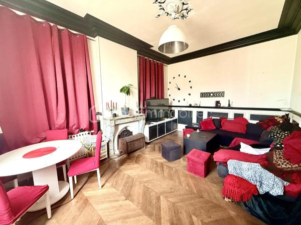 Sur un terrain clos de 1900m² environ, venez découvrir cette propriété composée de:

- Une maison ancienne datant de 1888  (maison principale) de 130m² environ habitables avec une entrée, une cuisine séparée, un séjour ainsi qu'un WC. Le tout en Rez-de-Chaussée.
Au premier étage, un pallier desservant deux chambres spacieuses ainsi qu'une salle de bain.
Au second et dernier étage se trouve le grenier, pouvant rajouter deux chambres supplémentaires aux deux déjà présentes.

- A cela s'ajoute une dépendance de 50m² environ, pouvant faire office de deuxième habitation. Celle-ci se compose d'un espace de vie (cuisine + séjour), d'une chambre ainsi que d'une pièce d'eau avec WC.

- Enfin, un bâtiment de 26m² environ (anciennement utilisé comme institut) pouvant aujourd'hui devenir un studio, un bureau, ou autre chose en fonction de vos envies/besoins.

Sans oublier à l'extérieur: La cave / L'espace "Pergola", gage de bons moments / Ainsi que les différentes zones de stockages.

Une rénovation du bien est certes à prévoir mais cela n'enlève rien au potentiel de l'ensemble et au cachet de la bâtisse d'antan.

Un renseignement? Une visite? N'hésitez plus!