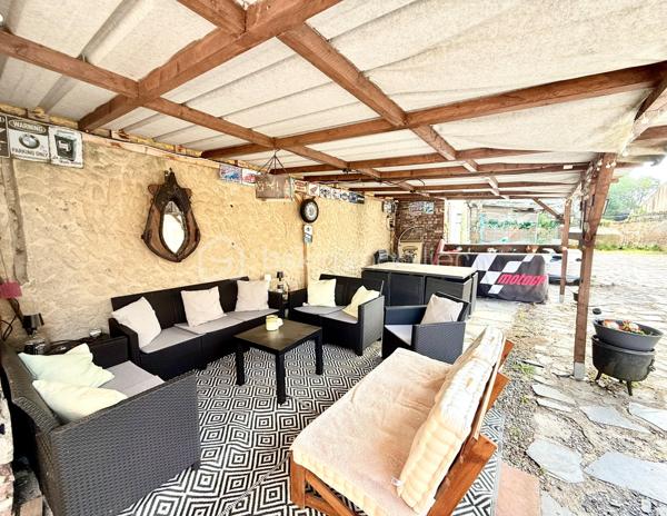Sur un terrain clos de 1900m² environ, venez découvrir cette propriété composée de:

- Une maison ancienne datant de 1888  (maison principale) de 130m² environ habitables avec une entrée, une cuisine séparée, un séjour ainsi qu'un WC. Le tout en Rez-de-Chaussée.
Au premier étage, un pallier desservant deux chambres spacieuses ainsi qu'une salle de bain.
Au second et dernier étage se trouve le grenier, pouvant rajouter deux chambres supplémentaires aux deux déjà présentes.

- A cela s'ajoute une dépendance de 50m² environ, pouvant faire office de deuxième habitation. Celle-ci se compose d'un espace de vie (cuisine + séjour), d'une chambre ainsi que d'une pièce d'eau avec WC.

- Enfin, un bâtiment de 26m² environ (anciennement utilisé comme institut) pouvant aujourd'hui devenir un studio, un bureau, ou autre chose en fonction de vos envies/besoins.

Sans oublier à l'extérieur: La cave / L'espace "Pergola", gage de bons moments / Ainsi que les différentes zones de stockages.

Une rénovation du bien est certes à prévoir mais cela n'enlève rien au potentiel de l'ensemble et au cachet de la bâtisse d'antan.

Un renseignement? Une visite? N'hésitez plus!