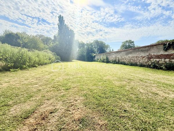 Sur un terrain clos de 1900m² environ, venez découvrir cette propriété composée de:

- Une maison ancienne datant de 1888  (maison principale) de 130m² environ habitables avec une entrée, une cuisine séparée, un séjour ainsi qu'un WC. Le tout en Rez-de-Chaussée.
Au premier étage, un pallier desservant deux chambres spacieuses ainsi qu'une salle de bain.
Au second et dernier étage se trouve le grenier, pouvant rajouter deux chambres supplémentaires aux deux déjà présentes.

- A cela s'ajoute une dépendance de 50m² environ, pouvant faire office de deuxième habitation. Celle-ci se compose d'un espace de vie (cuisine + séjour), d'une chambre ainsi que d'une pièce d'eau avec WC.

- Enfin, un bâtiment de 26m² environ (anciennement utilisé comme institut) pouvant aujourd'hui devenir un studio, un bureau, ou autre chose en fonction de vos envies/besoins.

Sans oublier à l'extérieur: La cave / L'espace "Pergola", gage de bons moments / Ainsi que les différentes zones de stockages.

Une rénovation du bien est certes à prévoir mais cela n'enlève rien au potentiel de l'ensemble et au cachet de la bâtisse d'antan.

Un renseignement? Une visite? N'hésitez plus!