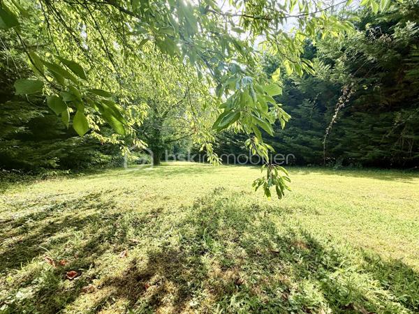 Sur un terrain clos de 1900m² environ, venez découvrir cette propriété composée de:

- Une maison ancienne datant de 1888  (maison principale) de 130m² environ habitables avec une entrée, une cuisine séparée, un séjour ainsi qu'un WC. Le tout en Rez-de-Chaussée.
Au premier étage, un pallier desservant deux chambres spacieuses ainsi qu'une salle de bain.
Au second et dernier étage se trouve le grenier, pouvant rajouter deux chambres supplémentaires aux deux déjà présentes.

- A cela s'ajoute une dépendance de 50m² environ, pouvant faire office de deuxième habitation. Celle-ci se compose d'un espace de vie (cuisine + séjour), d'une chambre ainsi que d'une pièce d'eau avec WC.

- Enfin, un bâtiment de 26m² environ (anciennement utilisé comme institut) pouvant aujourd'hui devenir un studio, un bureau, ou autre chose en fonction de vos envies/besoins.

Sans oublier à l'extérieur: La cave / L'espace "Pergola", gage de bons moments / Ainsi que les différentes zones de stockages.

Une rénovation du bien est certes à prévoir mais cela n'enlève rien au potentiel de l'ensemble et au cachet de la bâtisse d'antan.

Un renseignement? Une visite? N'hésitez plus!
