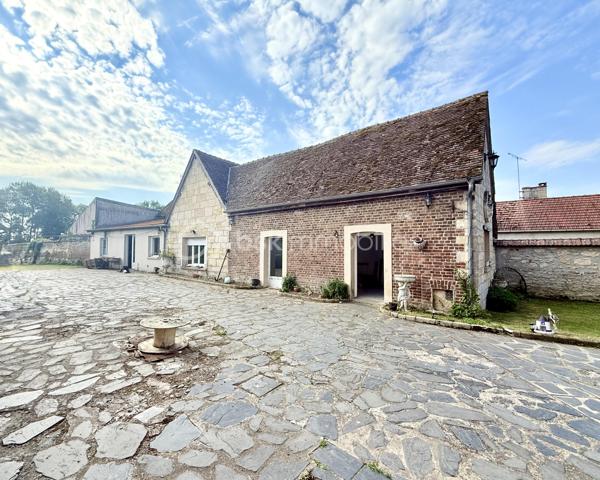 Sur un terrain clos de 1900m² environ, venez découvrir cette propriété composée de:

- Une maison ancienne datant de 1888  (maison principale) de 130m² environ habitables avec une entrée, une cuisine séparée, un séjour ainsi qu'un WC. Le tout en Rez-de-Chaussée.
Au premier étage, un pallier desservant deux chambres spacieuses ainsi qu'une salle de bain.
Au second et dernier étage se trouve le grenier, pouvant rajouter deux chambres supplémentaires aux deux déjà présentes.

- A cela s'ajoute une dépendance de 50m² environ, pouvant faire office de deuxième habitation. Celle-ci se compose d'un espace de vie (cuisine + séjour), d'une chambre ainsi que d'une pièce d'eau avec WC.

- Enfin, un bâtiment de 26m² environ (anciennement utilisé comme institut) pouvant aujourd'hui devenir un studio, un bureau, ou autre chose en fonction de vos envies/besoins.

Sans oublier à l'extérieur: La cave / L'espace "Pergola", gage de bons moments / Ainsi que les différentes zones de stockages.

Une rénovation du bien est certes à prévoir mais cela n'enlève rien au potentiel de l'ensemble et au cachet de la bâtisse d'antan.

Un renseignement? Une visite? N'hésitez plus!